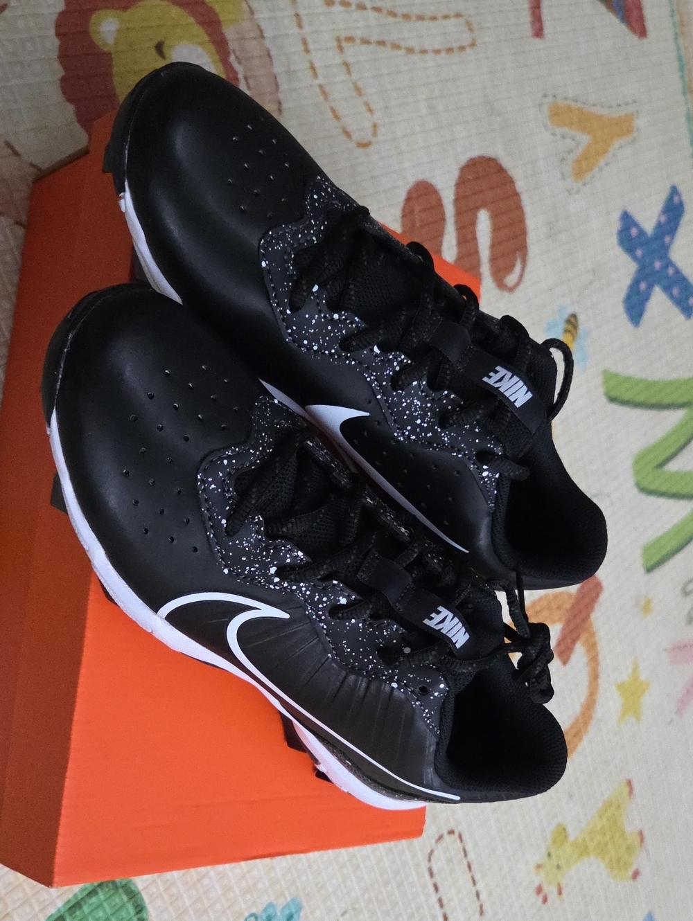 Nike Alpha Huarache 4 Kystn BG in Black and White UNISEX
